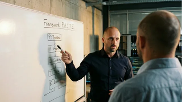 Formateur IA présentant le framework P.A.C.T.E. en séance de consulting